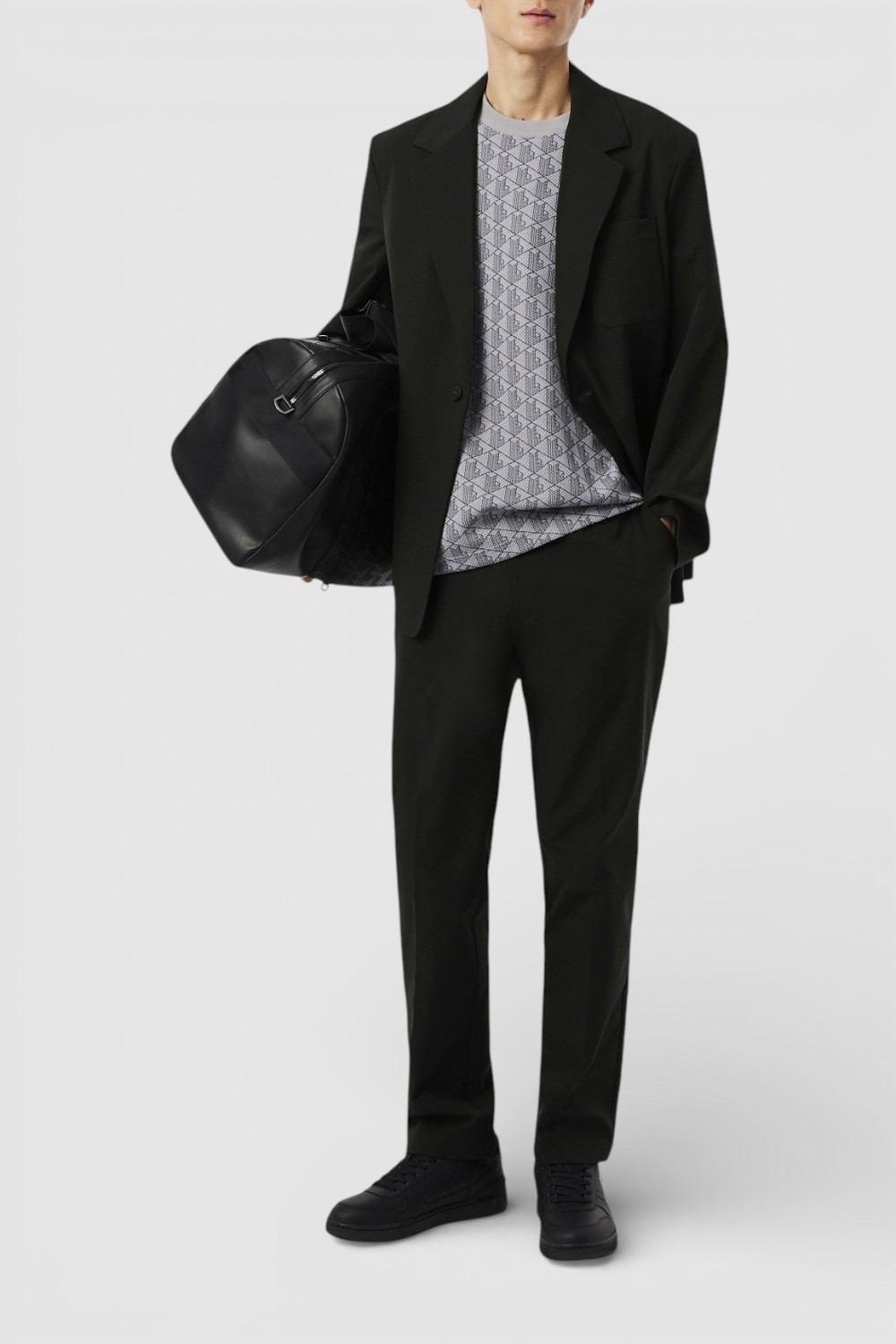 תמונת כל הלוק של חולצת טי